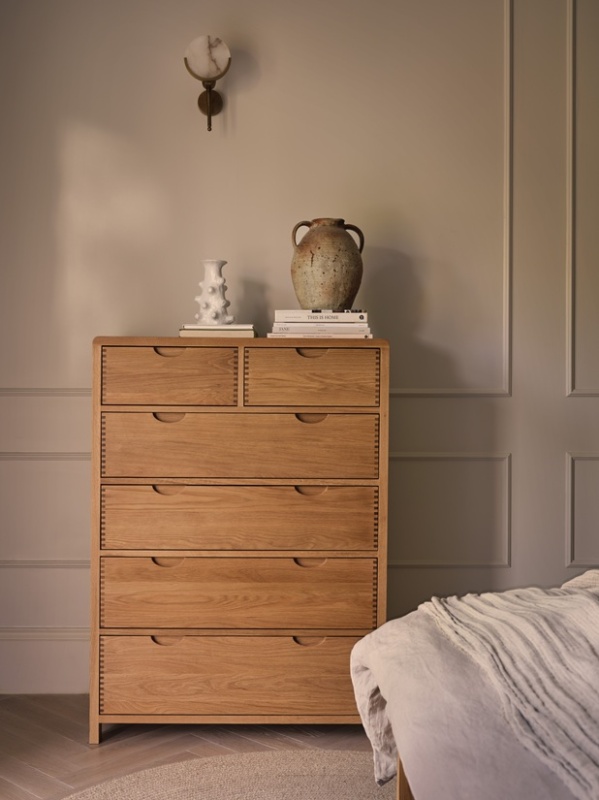 Ercol 1363 Bosco 6 Drawer Tall Wide Chest in a modern bedroom